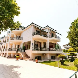 https://apt-stefanidis-platani-beach.hotelschalkidiki.net